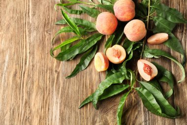 ahşap masa üzerinde taze şeftali