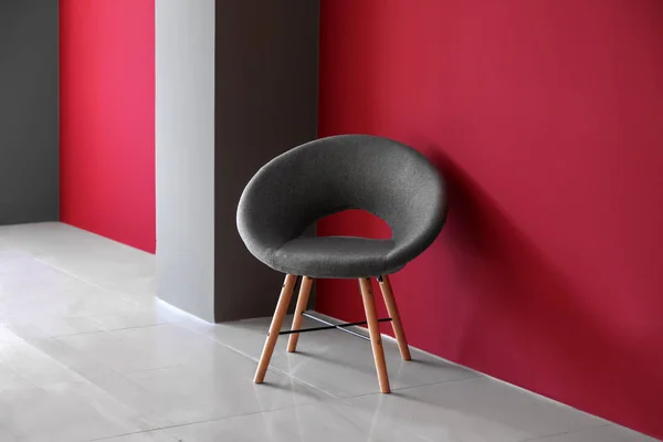 舒适的椅子在颜色墙壁附近 — 图库照片