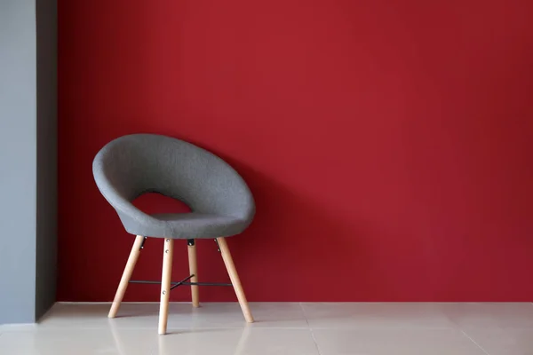 色の壁の近くの快適な椅子 — ストック写真