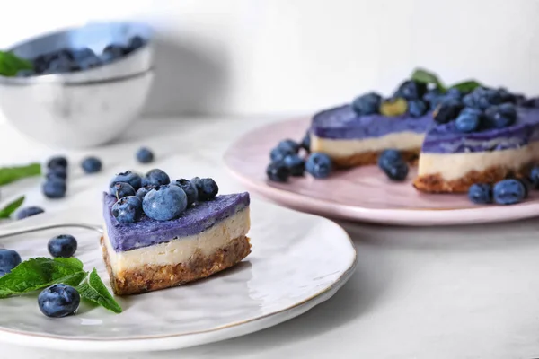 Assiette Avec Morceau Délicieux Gâteau Fromage Aux Myrtilles Sur Table — Photo