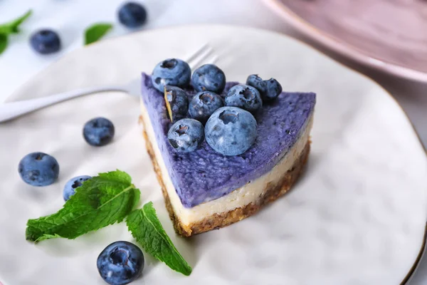 Morceau Gâteau Fromage Savoureux Avec Des Bleuets Sur Assiette Gros — Photo