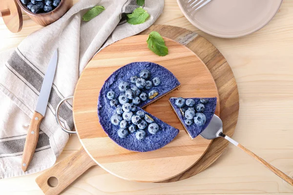 木製のテーブルにブルーベリーのおいしいチーズケーキ — ストック写真