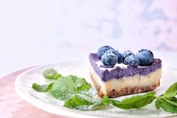 Morceau Gâteau Fromage Savoureux Avec Des Bleuets Sur Assiette Gros — Photo