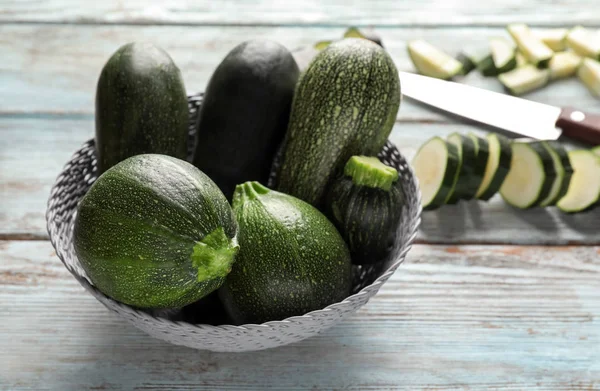 Schüssel Mit Frischen Zucchini Auf Holztisch — Stockfoto