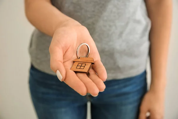 Frau Mit Schlüssel Mit Schmuckstück Form Eines Hauses Nahaufnahme — Stockfoto