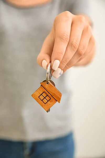 Frau Mit Schlüssel Mit Schmuckstück Form Eines Hauses Nahaufnahme — Stockfoto