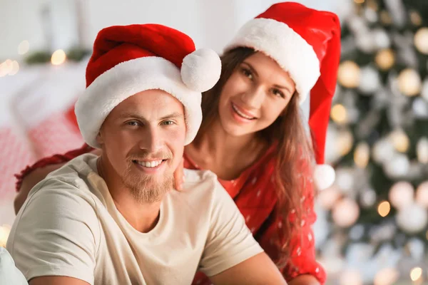 Retrato Linda Pareja Joven Sombreros Santa Casa — Foto de Stock