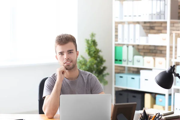 Hombre Guapo Trabajando Ordenador Portátil Oficina — Foto de Stock