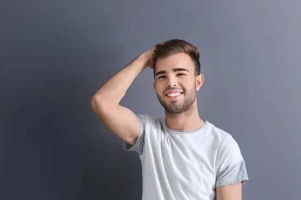 Retrato Belo Jovem Fundo Cinza — Fotografia de Stock