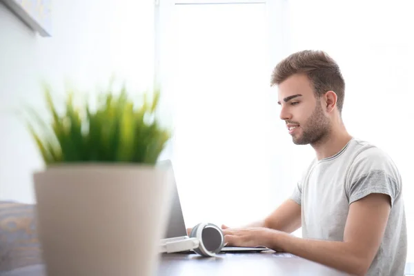 Bello Giovane Uomo Che Lavora Sul Computer Portatile Tavola — Foto Stock