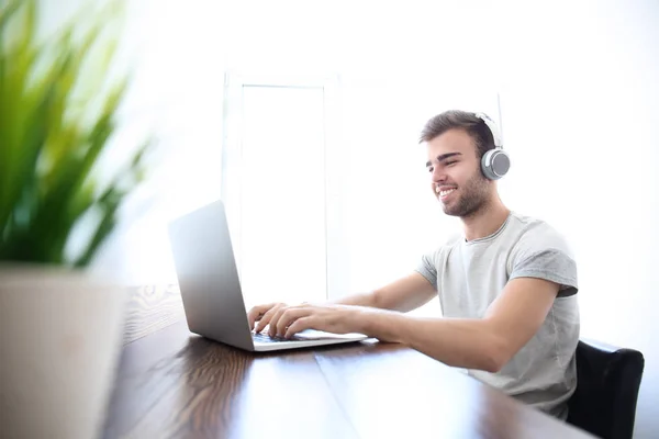 Guapo Joven Los Auriculares Que Trabajan Ordenador Portátil Mesa — Foto de Stock