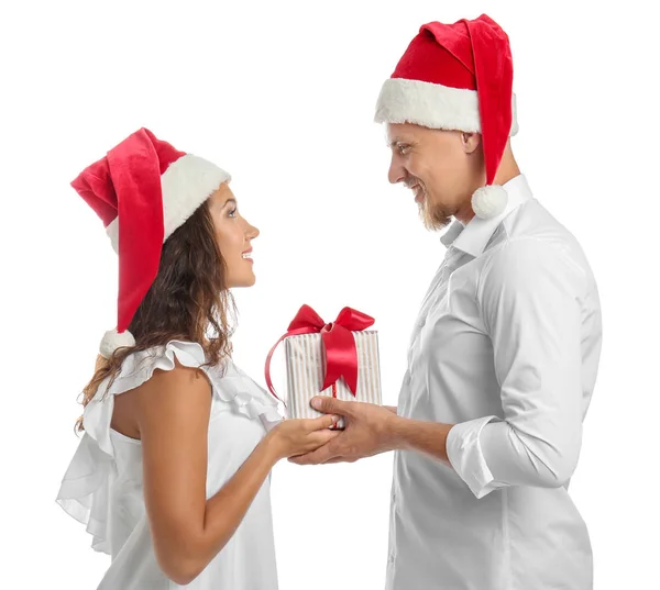 Portrait Jeune Couple Mignon Avec Cadeau Noël Sur Fond Blanc — Photo