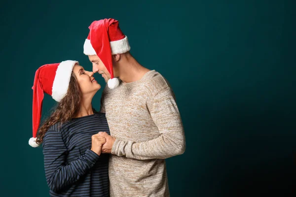 Retrato Linda Pareja Joven Sombreros Santa Sobre Fondo Color — Foto de Stock