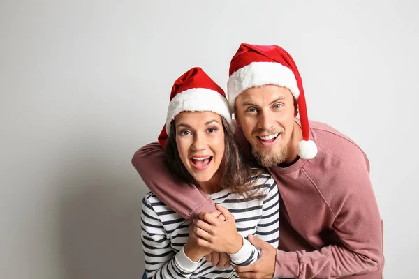 Engraçado Retrato Bonito Jovem Casal Santa Chapéus Fundo Luz — Fotografia de Stock