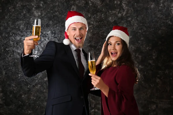 Retrato Jovem Casal Bonito Chapéus Santa Com Copos Champanhe Fundo — Fotografia de Stock