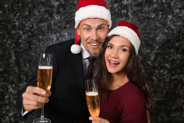 Retrato Jovem Casal Bonito Chapéus Santa Com Copos Champanhe Fundo — Fotografia de Stock