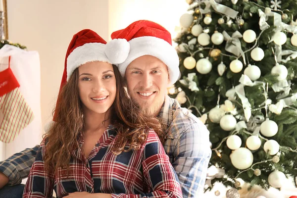 Linda Pareja Joven Sombreros Santa Celebrando Navidad Casa — Foto de Stock