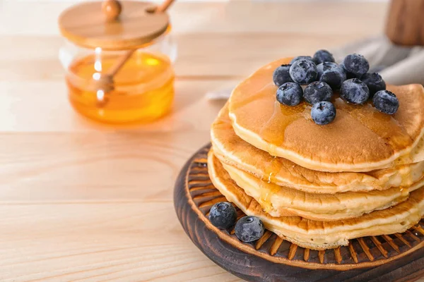 Papan Dengan Pancake Lezat Dan Blueberry Atas Meja Kayu Closeup — Stok Foto