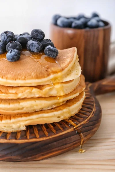 Papan Dengan Pancake Lezat Dan Blueberry Atas Meja Kayu Closeup — Stok Foto