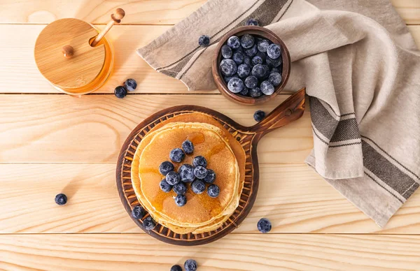おいしいパンケーキ 木製のテーブルにブルーベリーのコンポジション — ストック写真
