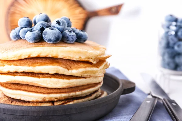 Menggoreng Panci Dengan Pancake Lezat Dan Blueberry Closeup — Stok Foto