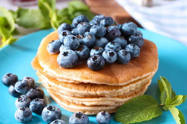 Plaka, closeup üzerinde yaban mersini ile lezzetli gözleme