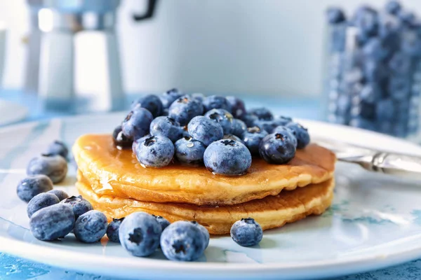 Assiette Avec Savoureuses Crêpes Bleuets Sur Table Gros Plan — Photo