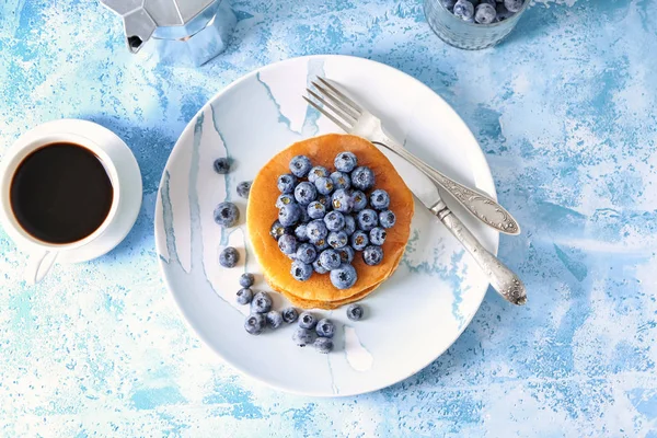 Komposition Mit Leckeren Pfannkuchen Und Blaubeeren Auf Hellem Tisch — Stockfoto