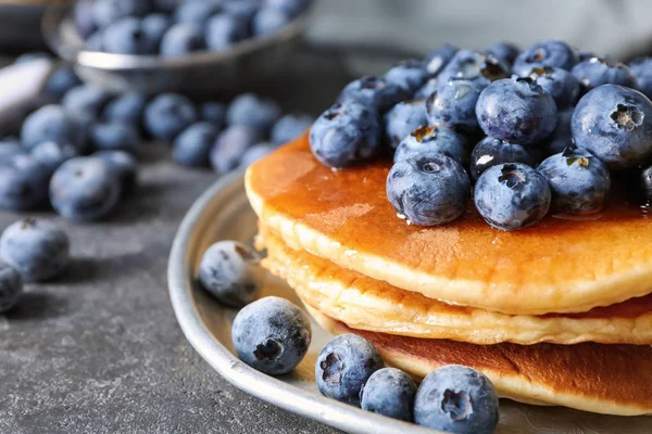 Piring Dengan Pancake Lezat Dan Blueberry Atas Meja Gelap Closeup — Stok Foto