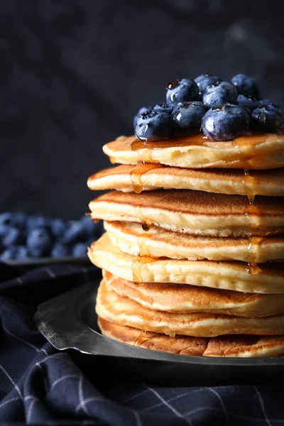 Teller Mit Leckeren Pfannkuchen Und Blaubeeren Auf Dem Tisch Nahaufnahme — Stockfoto