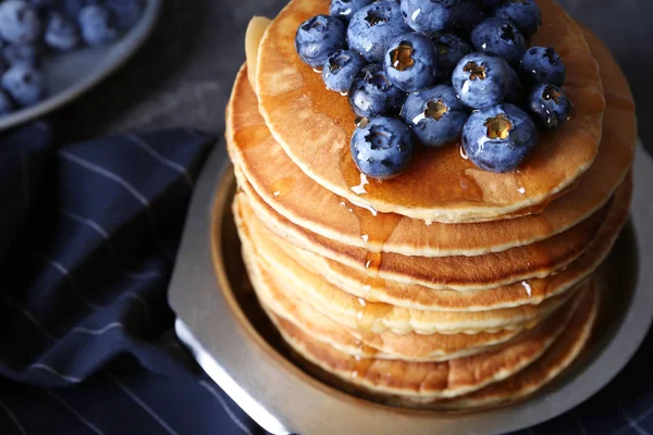 Leckere Pfannkuchen Mit Blaubeeren Auf Teller Nahaufnahme — Stockfoto