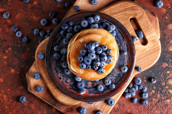 おいしいパンケーキとテーブルの上のブルーベリーのプレート — ストック写真