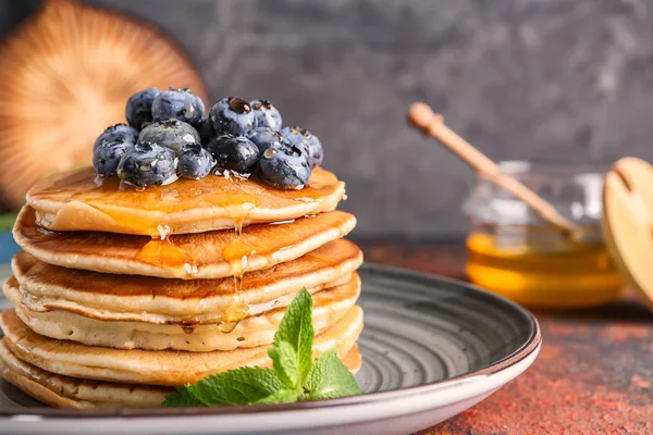 Piring Dengan Pancake Lezat Dan Blueberry Atas Meja Closeup — Stok Foto