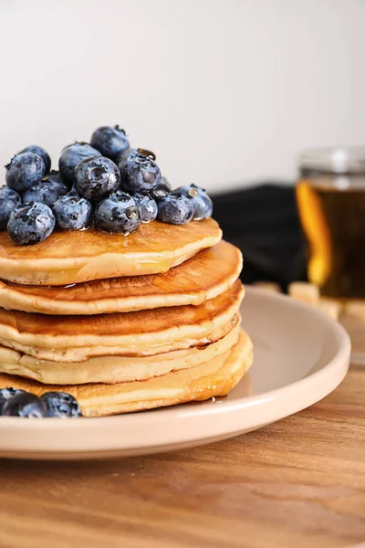 Piring Dengan Pancake Lezat Dan Blueberry Atas Meja Kayu — Stok Foto
