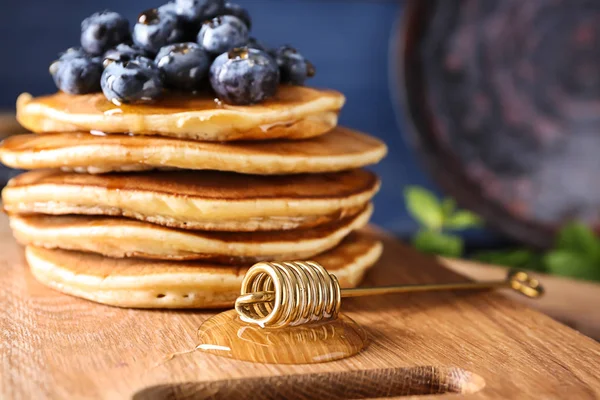 Panquecas Saborosas Com Mirtilos Mel Dipper Bordo Close — Fotografia de Stock