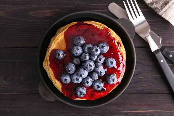 Penggorengan Panci Dengan Pancake Lezat Selai Dan Blueberry Atas Meja — Stok Foto