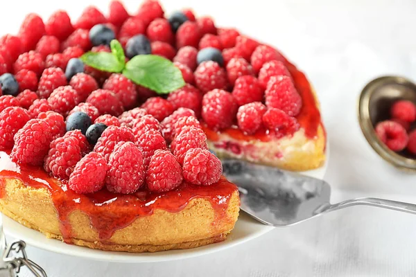 美味的树莓芝士蛋糕在盘子上 — 图库照片