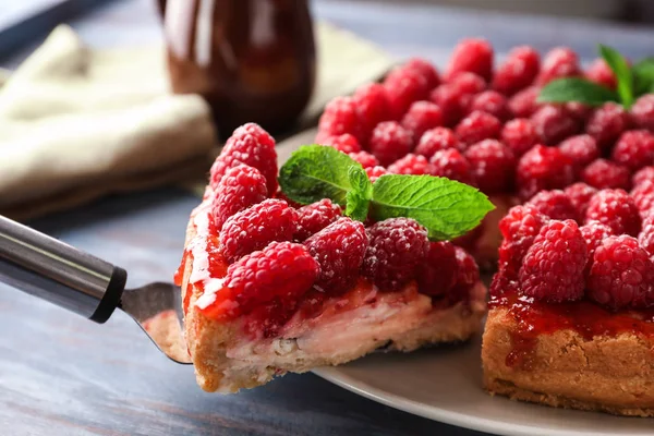 Köstlichen Käsekuchen Mit Beeren Und Stück Auf Schaufel Nahaufnahme — Stockfoto