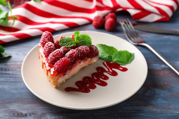 Teller Mit Leckerem Himbeer Käsekuchen Auf Holztisch — Stockfoto