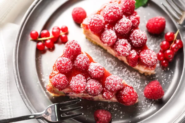 Bucăți Brânză Delicioasă Zmeură Farfurie Closeup — Fotografie, imagine de stoc