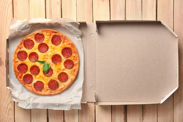 Gustosa Pizza Salame Piccante Scatola Cartone Tavolo Legno — Foto Stock