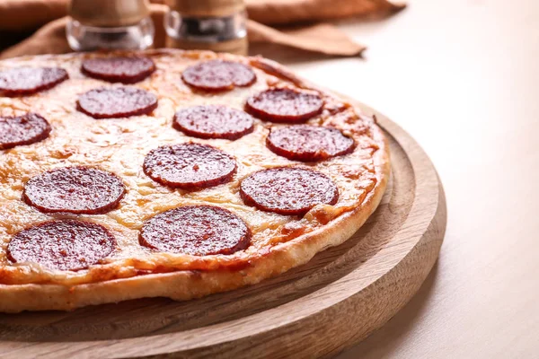 Leckere Pfefferoni Pizza Auf Dem Tisch Nahaufnahme — Stockfoto