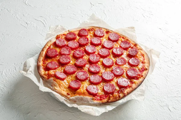 Pizza Pepperoni Saboroso Mesa Branca — Fotografia de Stock
