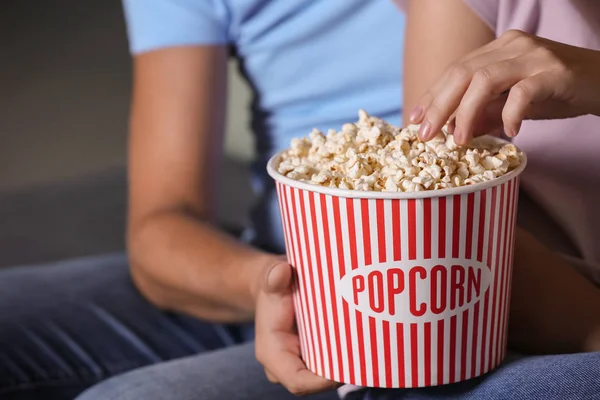 Para Jedzenie Smaczne Popcorn Zbliżenie — Zdjęcie stockowe