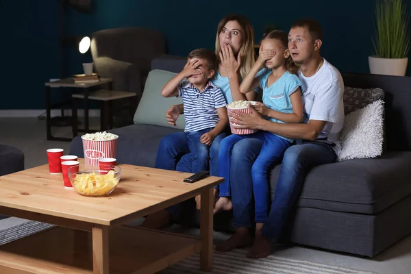 Familie Isst Popcorn Während Sie Abends Gruselfilm Guckt — Stockfoto