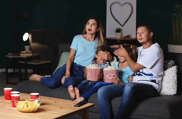 Familjen Äta Popcorn Medan Tittar Skrämmande Film Kväll — Stockfoto