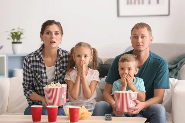 Familjen Äta Popcorn Medan Tittar Skrämmande Film Hemma — Stockfoto