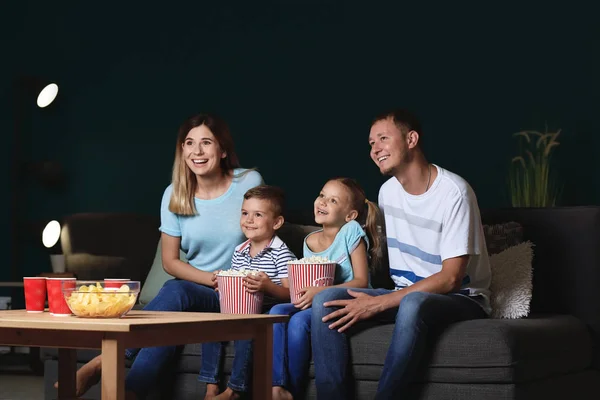 Šťastná Rodina Jíst Popcorn Při Sledování Televize Večer — Stock fotografie
