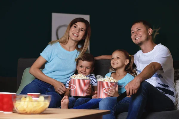 Glückliche Familie Fernsehen Und Abends Popcorn Essen — Stockfoto