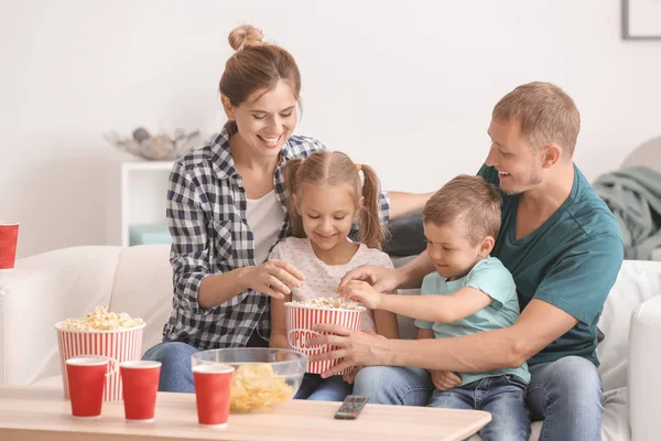 Familie Isst Popcorn Während Sie Hause Fernsieht — Stockfoto